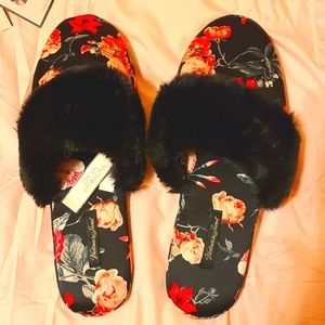 NWT Victoria’s Secret Red Black Floral Satin Faux Fur Slippers Size Medium 7 & 8